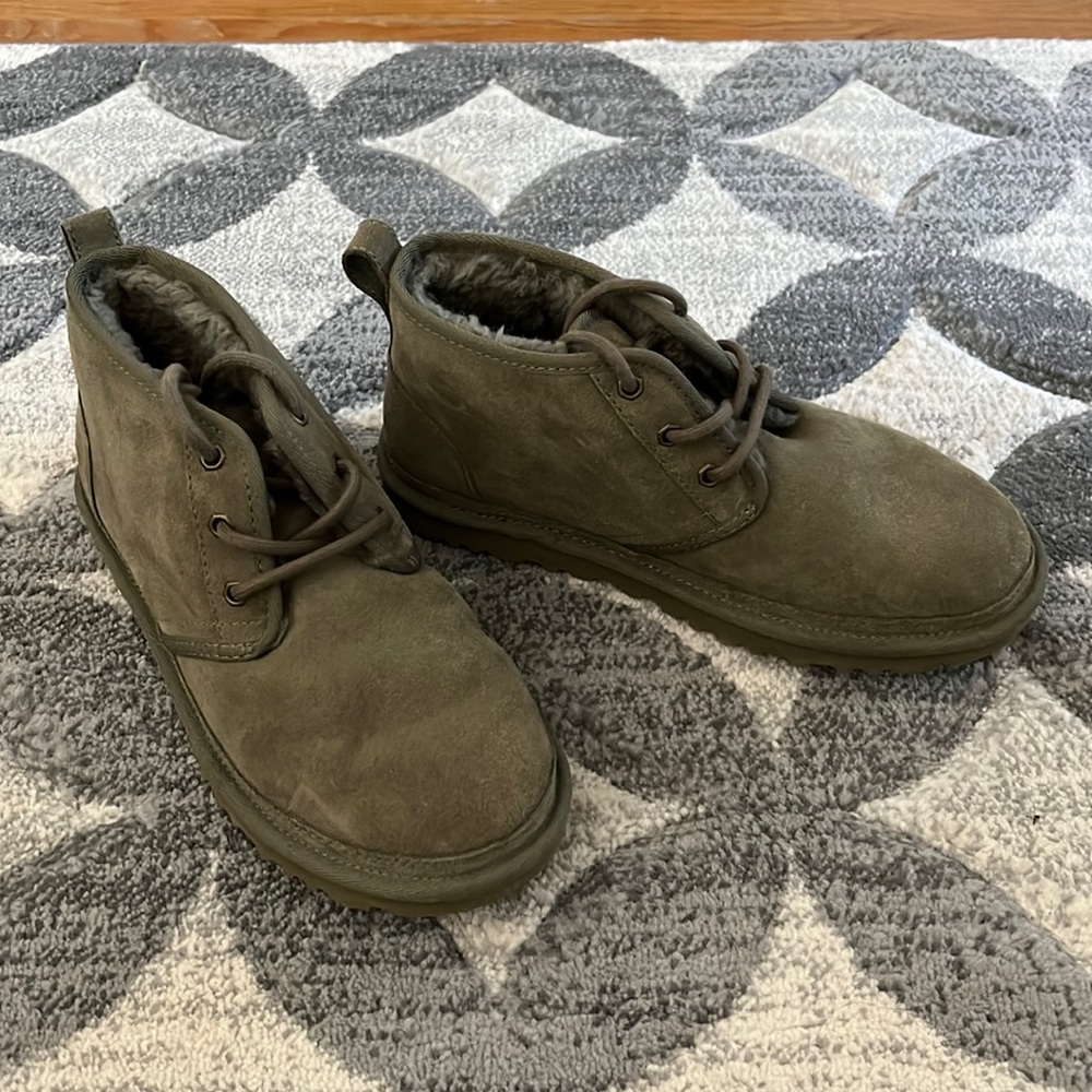 UGG Neumel Boots Women Size 8 (Heritage Chukka/Rich Suede)